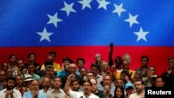Freddy Guevara, (centro) vicepresidente de la Asamblea Nacional de Venezuela, insta a continuar las manifestaciones antigubernamentales.
