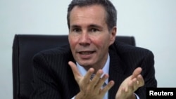 Alberto Nisman, que investigaba un ataque terrorista de 1994 a un centro comunitario judío, apareció muerto la noche del domingo en Buenos Aires.