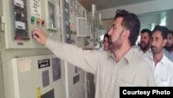 حکومتي غړی فضل الهي پخپله کلیو ته بریښنا ورکوي