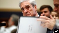El exfiscal especial de Estados Unidos, Robert Mueller, juramenta antes de rendir testimonio en el Congreso, el miércoles 24 de julio.