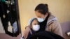 Una migrante de Centroamérica y su hija se encuentran cerca del puente fronterizo internacional Zaragoza-Ysleta luego de ser deportadas de Estados Unidos, en Ciudad Juárez. [Foto de archivo] 