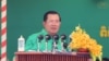 រូបឯកសារ៖ លោក​នាយក​រដ្ឋ​មន្ត្រី ហ៊ុន សែន ថ្លែង​នៅ​ក្នុង​កម្មពិធី​បុណ្យ​ឆ្នាំថ្មី​ប្រពៃណី​ខ្មែរ​នៅ​ខេត្ត​សៀមរាប កាលពី​ថ្ងៃទី១៤ ខែមេសា ឆ្នាំ២០១៧។ (រូបថត​ដកស្រង់​ចេញ​ពី​ទំព័រ​ហ្វេសប៊ុក​ផ្លូវការនាយក​រដ្ឋមន្ត្រី)