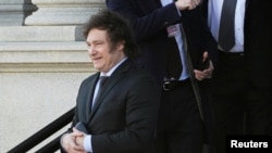 El presidente electo de Argentina, Javier Milei, sale del edificio de la Oficina Ejecutiva de Eisenhower después de reunirse con el personal de la administración de Biden en el complejo de la Casa Blanca en Washington, EEUU, el 28 de noviembre de 2023.