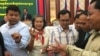 សកម្មភាព​របស់​តំណាង​គណបក្ស​នយោបាយ តំណាង​ស្ថានទូត តំណាង​អង្គការ​សង្គម​ស៊ីវិល​ជាតិ និង​អន្តរជាតិ កំពុង​ចូល​រួម​សាកល្បង​ទឹកថ្នាំ​ជ្រលក់​ដៃ​សម្រាប់​បម្រើ​ឲ្យការ​បោះ​ឆ្នោត​ឃុំ​សង្កាត់​អាណត្តិ​ទី​៤ ​ក្នុង​សន្និសីទសារព័ត៌មាន​របស់ គ.ជ.ប នាថ្ងៃទី​១៧ ខែ​ឧសភា ឆ្នាំ​២០១៧។ (កាន់ វិច្ឆិកា/VOA)