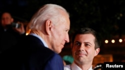 ARCHIVO - El excandidato presidencial demócrata Pete Buttigieg respalda al exvicepresidente estadounidense Joe Biden en acto en Dallas, Texas, EE.UU., el 2 de marzo de 2020.