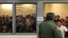 EEUU: Fotos muestran a migrantes detenidos suplicando ayuda