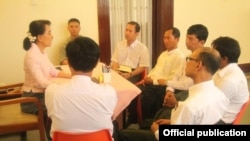 ၈၈မျိုးဆက်ကျောင်းသားခေါင်းဆောင်တွေနဲ့ ဒေါ်အောင်ဆန်းစုကြည် တွေ့ဆုံပြီး ဖွဲ့စည်းပုံအခြေခံဥပဒေပြင်ဆင်ရေး လုပ်ငန်းစဉ်တွေ ဆွေးနွေး (ဧပြီ ၂၁၊ ၂၀၁၄)။ သတင်းဓာတ်ပုံ- ၈၈ပွင့်လင်း၊ငြိမ်းချမ်းရေး FB