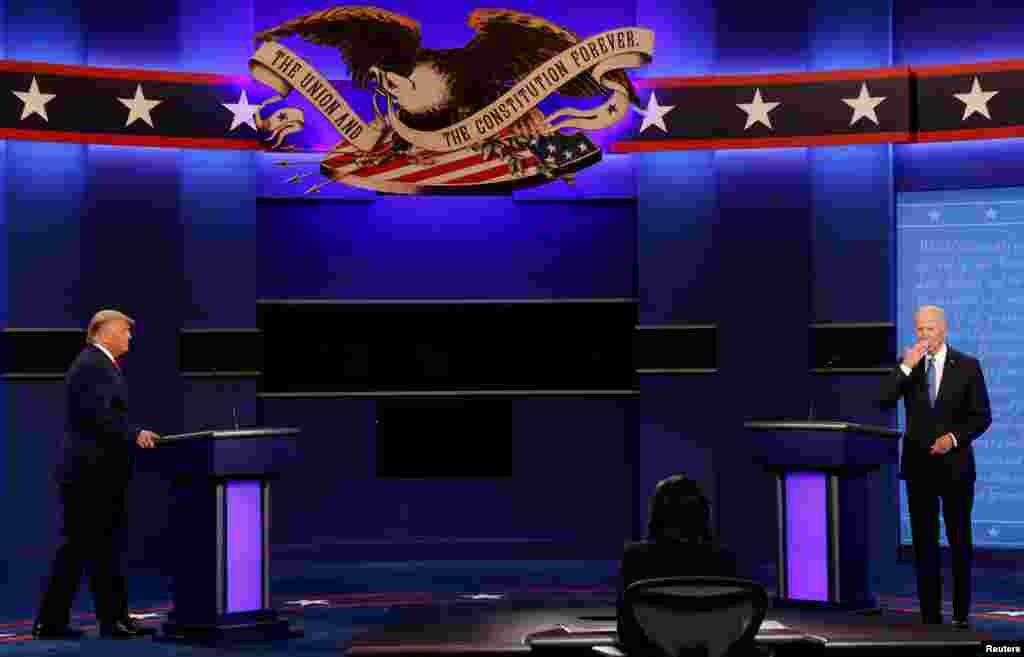 Momento en que el presidente Donald Trump y el candidato presidencial demócrata Joe Biden llegan al escenario para participar en el debate final de la campaña presidencial de Estados Unidos de 2020, en la Universidad de Belmont, en Nashville, Tennessee.