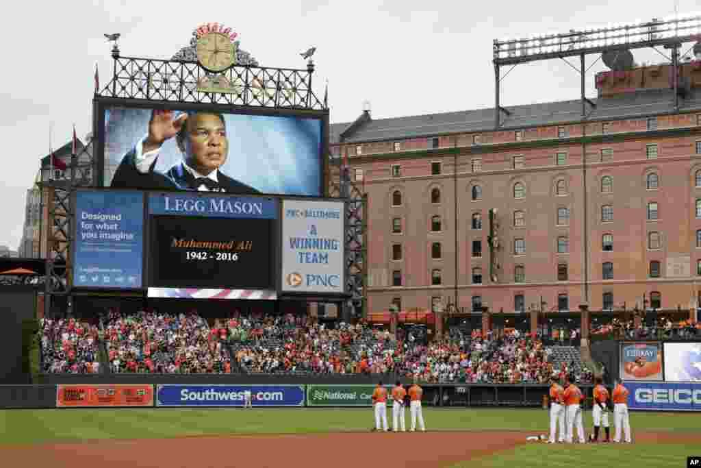 Pertandingan baseball antara klub tuan rumah Baltimore Orioles melawan New York Yankees dihentikan sejenak untuk mengheningkan cipta bagi almarhum petinju legendaris Muhammad Ali.