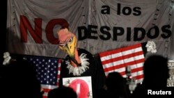 Manifestantes en Buenos Aires se burlan de las negociaciones para considerar el pago a los fondos buitres.