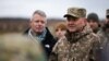 Міністр Збройних сил Великої Британії Люк Поллард (ліворуч) і посол України в Лондоні Валерій Залужний під час відвідання українських військових на навчальному полігоні в центральній Англії 19 листопада 2024 р.
