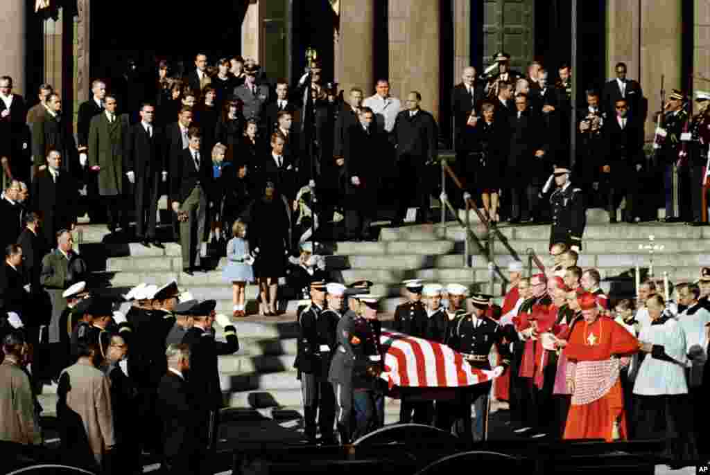 Representantes de todas las altas esferas militares durante el funeral del presidente Kennedy después de los servicios fúnebres celebrados en la catedral St. Mathew, en Washington, el 25 de noviembre. 