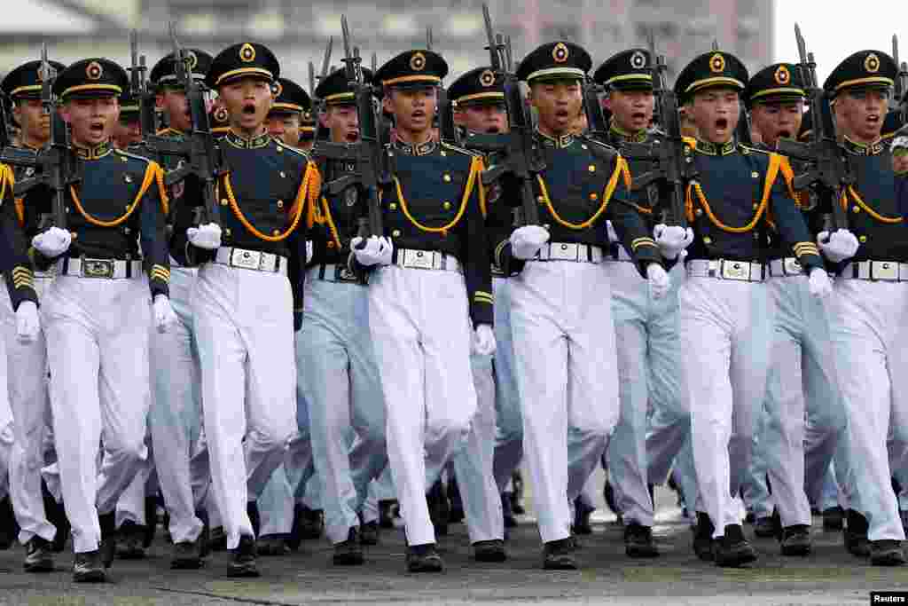 Para kadet militer Taiwan berbaris dalam peringatan HUT Akademi Militer Whampoa ke-92, di Kaohsiung, Taiwan.