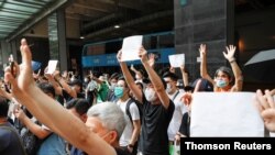 Manifestantes en Hong Kong levantan papeles en blanco como alegoría a los lemas prohibidos por la nueva ley de seguridad nacional impuesta por China.