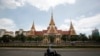 អ្នក​បើក​ម៉ូតូ​ម្នាក់ បើកម៉ូតូ​ខាងមុខ​​​អគារ​វិមាន​រដ្ឋសភា​ជាតិ​នៅ​រាជធានី​ភ្នំពេញ​កាល​ពី​ថ្ងៃ​ទី​២៦ ខែ​សីហា ឆ្នាំ​២០១៤។ (REUTERS)