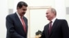 “Rusia gusta de hacer cualquier cosa que deje preocupado a EE.UU.", dijo Fernando Cutz, exdirector para Latinoamérica del Consejo de Seguridad Nacional de la Casa Blanca. En la foto Vladimir Putin, derecha, saluda a Nicolás Maduro. 