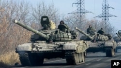 Reberldes prorrusos avanzan hacea Donetsk a principios de noviembre.