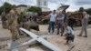Люди розглядають російські безпілотники в центрі Києва, 15 червня 2023 р. (Фото: AP Photo/Efrem Lukatsky)
