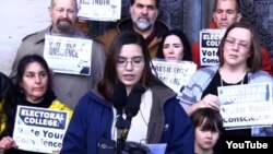 “Nuestro país no lo había necesitado, porque siempre hemos elegido a un estadista experimentado, pero esta vez es diferente. Es nuestro deber constitucional y nuestra responsabilidad moral poner las medidas de emergencia en acción”, explicó Levi Guerra, de Washington, miembro del Colegio Electoral.