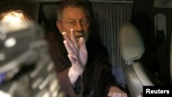 El enviado especial de ONU Robert Serry en el momento en que abandonaba Crimea en un automóvil.