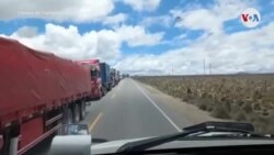 Vista de la fila de camiones en la frontera entre Bolivia y Chile