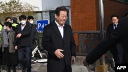 Pemimpin oposisi Korea Selatan Lee Jae-myung meninggalkan Rumah Sakit Universitas Nasional Seoul di Seoul pada 10 Januari 2024. (Foto: AFP)