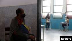 Un miembro de la Policía Nacional Bolivariana emite su voto en un simulacro electoral antes de las elecciones regionales de noviembre para gobernadores y alcaldes, en Caracas. Octubre 10, 2021.