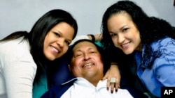 María Gabriela Chávez (izquierda) junto a su padre y su hermana Rosa Virginia. "Mi padre murió en Caracas", afirmó María Gabriela.