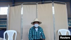 Un hombre espera recibir una dosis de la vacuna Moderna contra la enfermedad del coronavirus (COVID-19) en Sumpango, Guatemala el 14 de agosto de 2021.