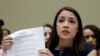 La representante Alexandria Ocasio-Cortez dijo que la política del presidente Donald Trump aplicada en la frontera es de "deshumanización".