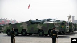 在北京举行的纪念中国共产党成立70周年的阅兵式上，运载DF-17弹道导弹的中国军车（2019年10月1日）。
