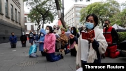 Activistas contra el aborto protestan frente al Tribunal Supremo mexicano antes de conocerse su fallo.