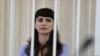 La periodista Katerina Borisevich sentada dentro de la jaula de los acusados ​​durante una audiencia judicial en Minsk, Bielorrusia, el 2 de marzo de 2021.