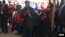 Mutungamiri weMDC Alliance, VaNelson Chamisa vachitaura vari kurufu rwenhengo yavo Amai Miriam Mushayi kuMagunje.