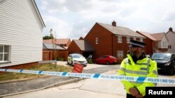 Los agentes de policía protegen la entrada a Muggleton Road, después de que se confirmó que dos personas habían sido envenenadas con la neurotoxina Novichok, en Amesbury, Gran Bretaña, el 5 de julio de 2018.