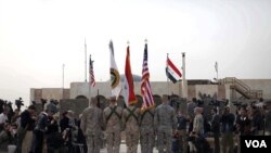 Las banderas de Estados Unidos e Irak y los colores de las fuerzas armadas de ambos países marcan la ceremonia final.