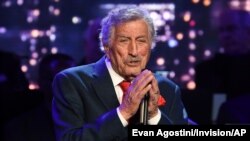 El cantante Tony Bennett actúa en la celebración de la apertura del Museo de la Estatua de la Libertad en Battery Park el miércoles 15 de mayo de 2019, en Nueva York. [Foto AP]