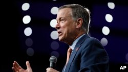 El ex gobernador de Colorado y ahora ex candidato presidencial demócrata John Hickenlooper, en foto de archivo, del 10 de agosto de 2019, en Des Moines, Iowa.