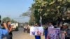 နိုင်ငံရေး တက်ကြွလှုပ်ရှားသူများကို တရားစွဲဆိုမှု ရပ်တန့်ရေး အင်းစိန်အကျဉ်းထောင်ရှေ့ ငြိမ်းချမ်းစွာ ဆန္ဒထုတ်ဖော်မှုမြင်ကွင်း။ (ဓာတ်ပုံ - မင်းသွေးသစ်၊ ဇန်နဝါရီ ၂၅၊ ၂၀၂၀)