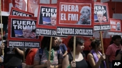 Manifestantes protestaron con carteles del presidente estadounidense Donald Trump y el FMI, en una marcha en contra de la Cumbre G20 en Buenos Aires. 