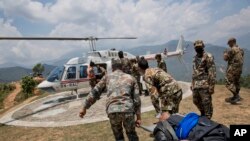 El helicóptero estadounidense que llevaba ayuda viajaba con seis miembros de Marines Corp y dos soldados nepalíes.