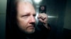 En esta imagen de archivo, el fundador de WikiLeaks, Julian Assange, en un traslado desde una corte en la que compareció por violar las condiciones de su libertad condicional hace siete años, en Londres, el 1 de mayo de 2019