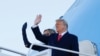 El presidente Donald Trump y su esposa, Melania Trump, se despiden antes de abordar el avión presidencial en la Base Aérea de Andrews, en Maryland, para volar rumbo a Mar-a-Lago, en la Florida, el 20 de enero de 2021.