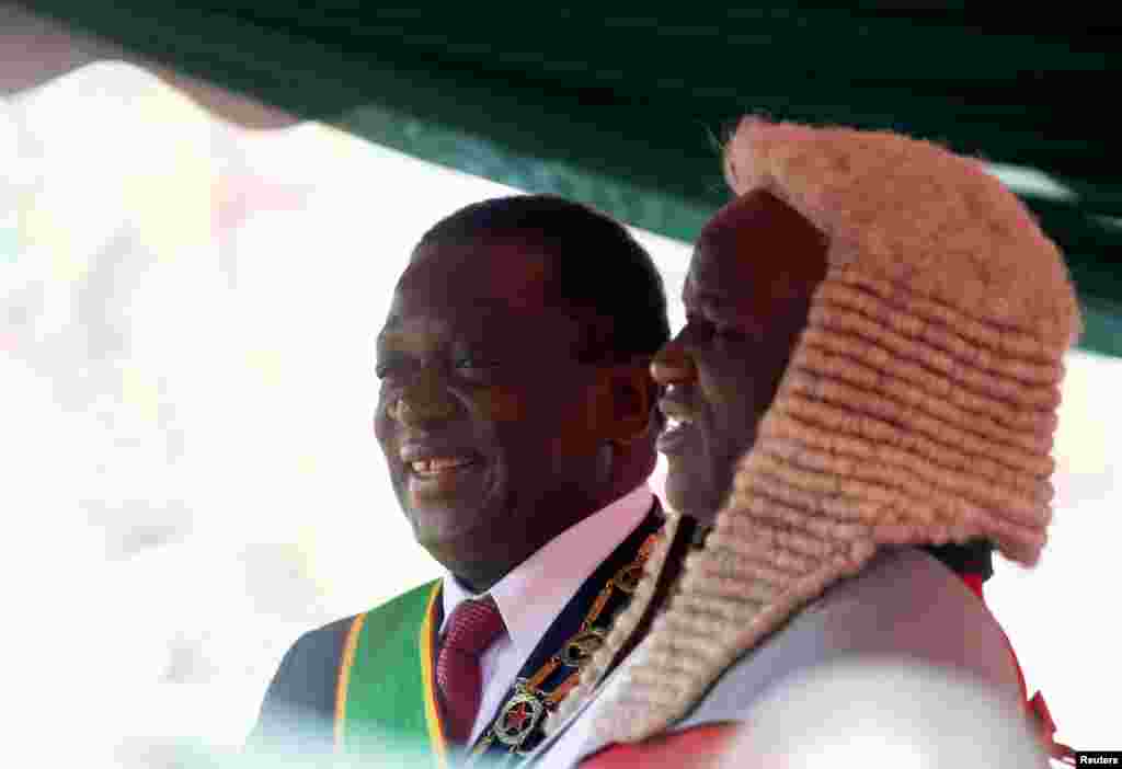 Zimbabwe's President Emmerson Mnangagwa is congratulated by the Chief Justice, Luke Malaba, after taking the oath of office during his presidential inauguration ceremony in Harare, Aug. 26, 2018. 