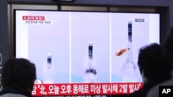 Personas mirando imágenes de archivo de un lanzamiento de misil de Corea del Norte durante una programa de noticias en la estación de trenes de Seúl, Corea del Sur, el jueves, 31 de octubre, de 2019.