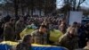 Українські військовослужбовці несуть труни з побратимами Василем Медвійчуком і Дмитром Досяком під час церемонії поховання у Верховині, 28 грудня 2023 р. (Фото: AP Photo/Євгеній Малолєтка)