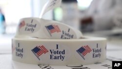 Estas etiquetas engomadas serán distribuidas a los votantes en el Condado Pulaski en Little Rock, Arkansas, en las elecciones primarias del martes, 22 de mayo, de 2018.