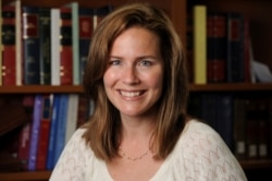 FOTO DE ARCHIVO: La jueza Amy Coney Barrett posa en una fotografía sin fecha obtenida de la Universidad de Notre Dame.