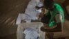 Wani jami'in zabe yana kidaya kuri'u a birnin Lomé na kasar Togo, a zaben shugaban kasar da aka yi ranar 22 ga watan Fabrairu, 2020. 