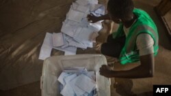 Wani jami'in zabe yana kidaya kuri'u a birnin Lomé na kasar Togo, a zaben shugaban kasar da aka yi ranar 22 ga watan Fabrairu, 2020. 